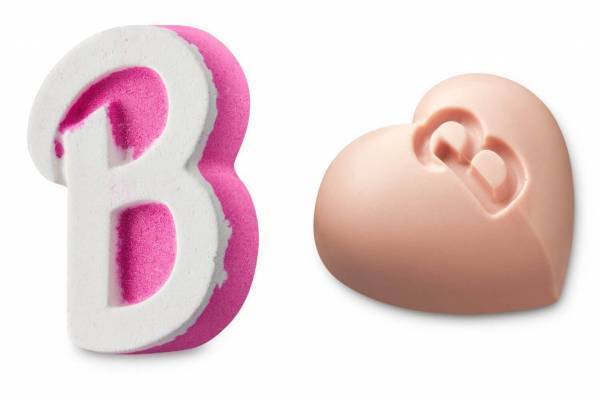 ラッシュ×「バービー」“ピンク”のバスグッズ、ラメ入りバスボム＆ヒール型ソープなど
