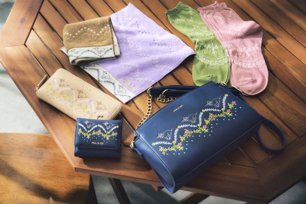 ポール & ジョー アクセソワ“すやすや眠るネコ＆小花”の新プリント、刺繍入り財布＆バッグなど