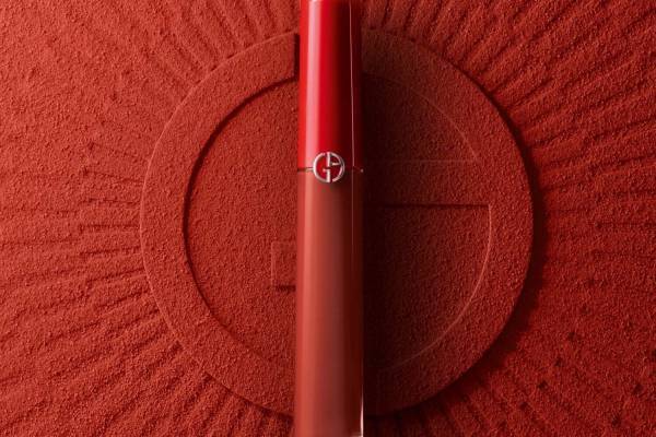 アルマーニ ビューティ23年秋コスメ、「リップ マエストロ」に“ふんわりマット”質感の新4色