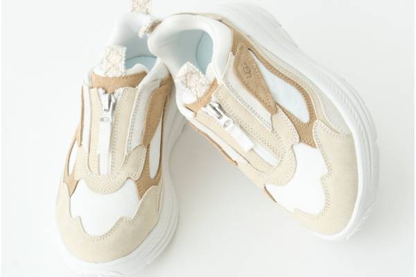 UGGとエミのコラボ厚底スニーカー、スエード素材のレイヤード×柔らかベージュのグラデアッパーで