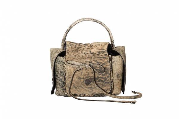 アクネ ストゥディオズ23年秋冬新作、“ヴィンテージ風”デニムパンツ＆ダメージ加工を施したミニバッグ