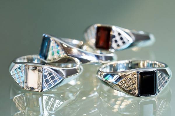 ガルニ新作ユニセックスジュエリー、モダニズム建築着想”オクタゴンカット”のオニキスなど天然石のピアス