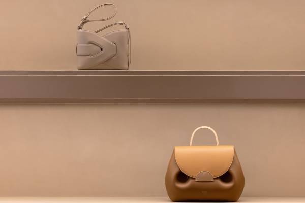 パリ発レザーグッズブランド「ポレーヌ」表参道にアジア初旗艦店、“曲線”フォルムのバッグやジュエリー