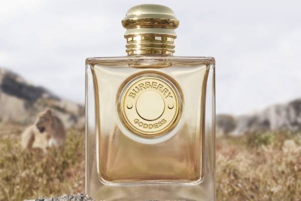 バーバリー23年秋フレグランス「ゴッデス オードパルファム」“3種のバニラ香る”リッチなアロマの香り
