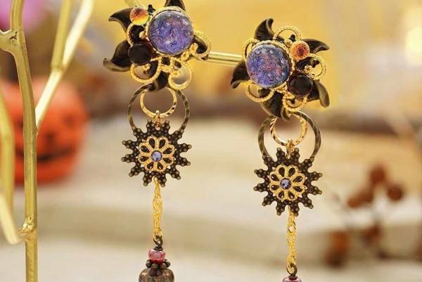 京都発“ピアスのようなイヤリング”「ぴあり」ハロウィン限定“黒猫やコウモリ”のガラスアクセサリー