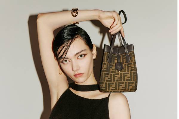 フェンディ“折り紙”着想の新作バッグ「オリガミ」花のようなキューブ型バケット＆台形トートの2WAYで