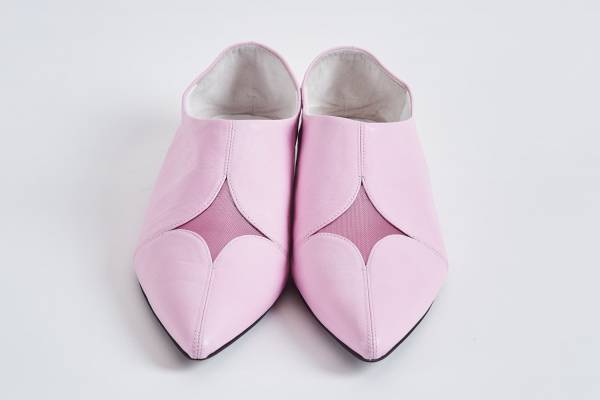 ヨウヘイ オオノ初のシューズ、“ダイヤ型カット”ブーツ＆バブーシュや“ラウンジチェア着想”パンプス