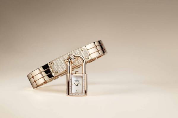 エルメス「ケリー」ウォッチに23年新作腕時計、“錠前”モチーフのケース×ピンクゴールドのブレスレット