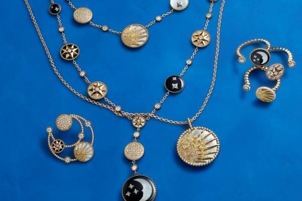 ディオール「ローズ セレスト」新作ネックレス＆イヤカフ、“月と太陽”が裏表のお守りジュエリー