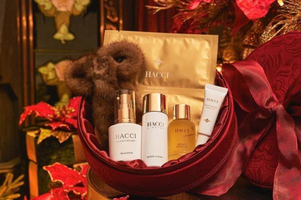 HACCIの23年クリスマスコフレ、“はちみつスキンケア”人気化粧水やシートマスク＆ファーバレッタも