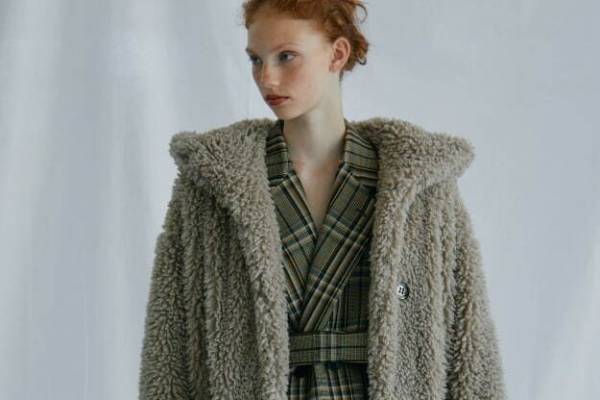 タトラスの23年秋冬ボアフリースアウター、“ふわふわ”フード付きガウン＆カモフラージュ柄ブルゾン