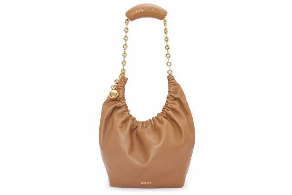 ロエベ新作ウィメンズバッグ「スクイーズ」ドーナツチェーン×ドレープを効かせたナパレザー