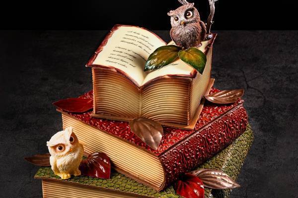 京王プラザホテル23年クリスマスケーキ、三段に重なる本型ケーキ＆白いちごの純白ショートケーキなど