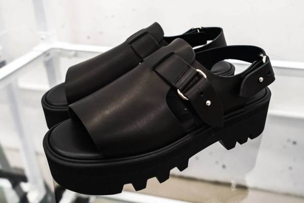 ハイク×ビューティフル・シューズ、厚底オープントゥサンダル＆3色展開のベアフットサンダル