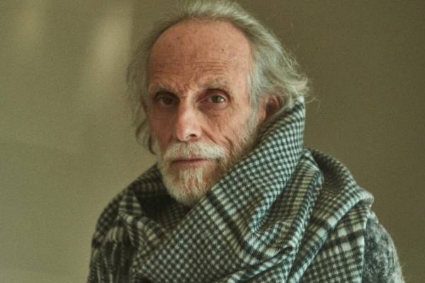 イレーヴ×ザ イノウエブラザーズ“チェック柄”の大判ストール、深みのあるグラデカラー