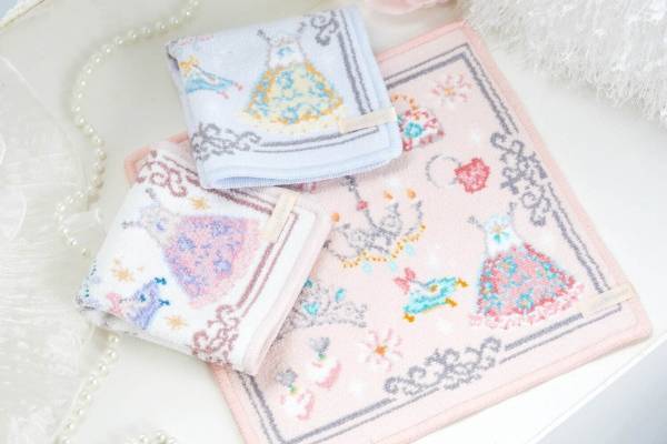 ジルスチュアート“ドレス柄”シェニール織りハンカチ、ジュエリー＆シャンデリアをデザイン