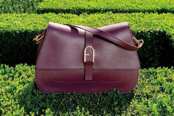 フルラ新作バッグ「フルラ フロー」“アーチロゴ”煌めくステッチ入りレザーのクロスボディ＆ショルダー