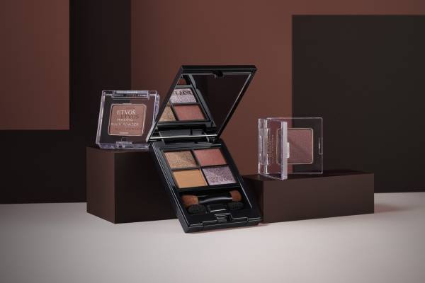 エトヴォス23年秋コスメ、“グリッター＆マット”のスモーキーな4色アイパレットが限定復刻