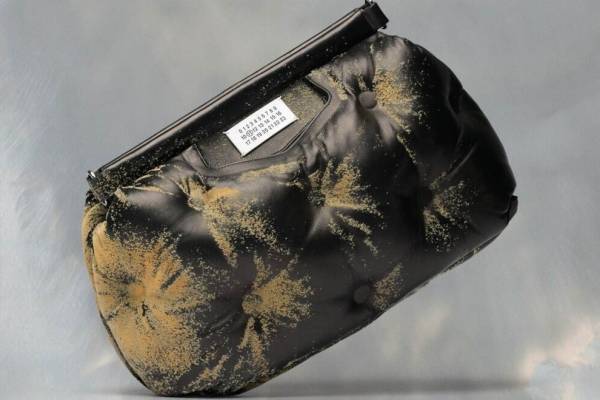 メゾン マルジェラ「グラム スラム」“砂で覆われたような”新作バッグ、銀座三越で限定ストアも