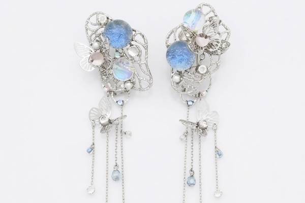 京都発“ピアスのようなイヤリング”「ぴあり」源氏物語・空蝉モチーフのジュエリー、薄衣をガラスで表現