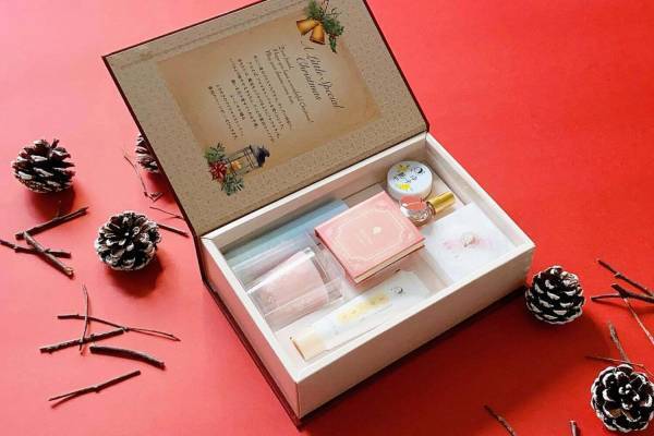 よーじや23年クリスマスコフレ、ピンクの限定アイパレや人気ボディケア入り“ブック型”コフレ