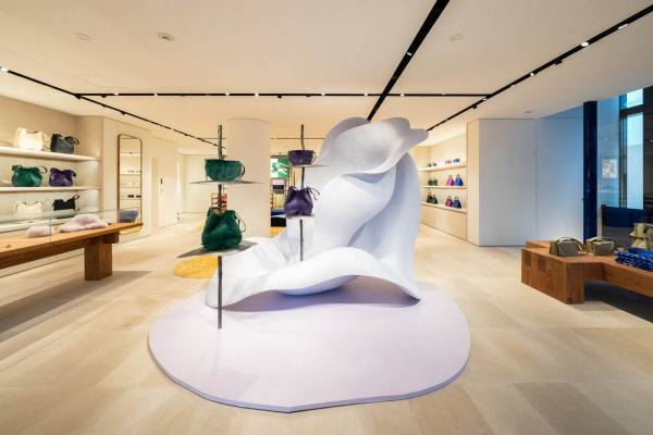 バーバリー、東京・表参道の旗艦店をリニューアル - メンズ＆ウィメンズを幅広く展開