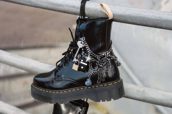 マーク ジェイコブスとドクターマーチンのコラボブーツ、ハートや鍵のチャーム＆チェーン