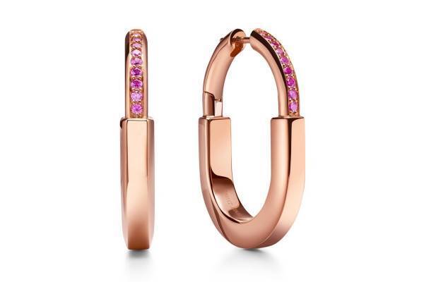 ティファニー BLACKPINKロゼ着想ジュエリー、ローズゴールド×ピンクサファイアのピアスなど