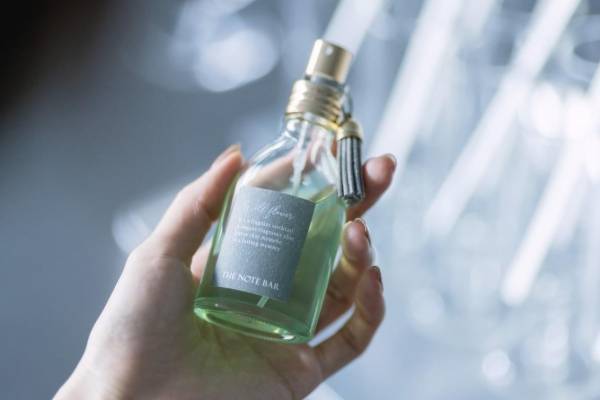 フルオーダー香水専門店「ザ ノート バー」が自由が丘に、“約300種類の天然香料”からセレクト