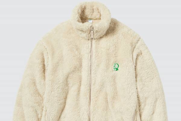 ユニクロ“グリーン色”の「ドラえもん」ふんわりフリースジャケット＆ぬいぐるみ、リサイクル素材を採用