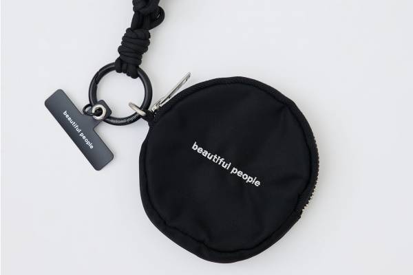 ビューティフルピープル×ステュディオス ウィメンズ“スマホショルダー仕様”のミニポーチ
