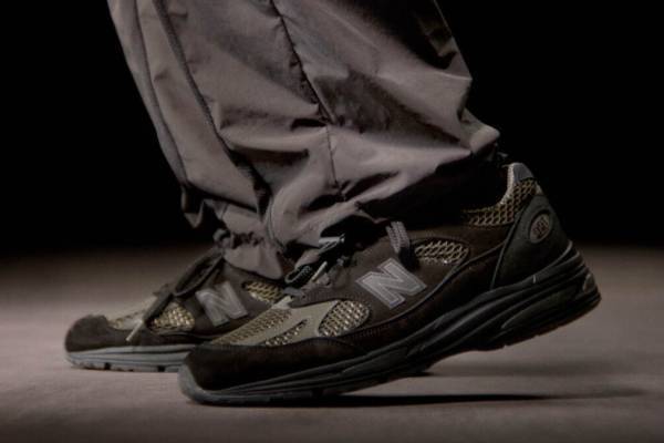 ストーンアイランド×ニューバランスのスニーカー「991v2」“格子のメタル”着想のアッパーで