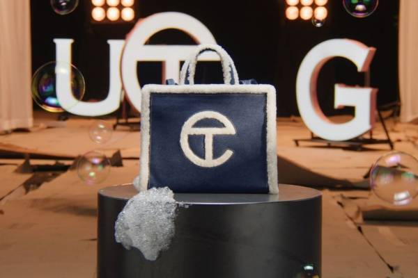 UGG×テルファー“デニム生地”の新作コラボバッグ、TCモノグラム入りのブーツ&Tシャツも