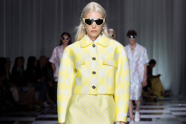 ヴェルサーチェ 2024年春夏コレクション - 優しく、軽やかなコントラスト