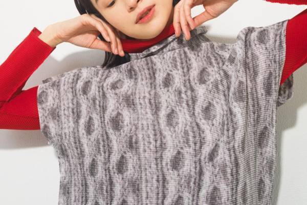 ミー イッセイ ミヤケ新アイテム、“編みニット風”ストレッチプリーツのベスト＆トップなど