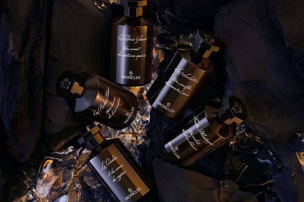 モンクレールの新ユニセックスフレグランス、“アルプスの山々”に着想した5種のウッディ ノート