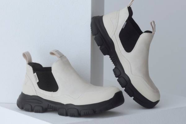 シャカとエミの撥水サイドゴアブーツ、クリーンなベージュ×ブラックのバイカラーで