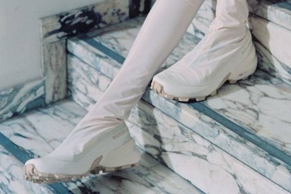 エムエム6 メゾン マルジェラ×サロモン“ロングブーツ”仕様のトレイルシューズ＆メッシュベスト