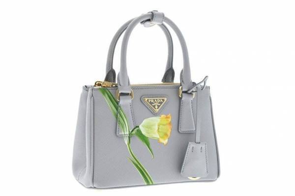 プラダ23年秋冬新作、“花”を配した「プラダ ガレリア」バッグや艶やかなレザーの限定メンズバッグ