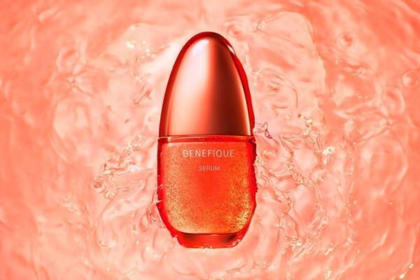 ベネフィーク23年冬スキンケア、“角質細胞まで潤す”ふっくら肌へ導く赤い実の高保湿美容液