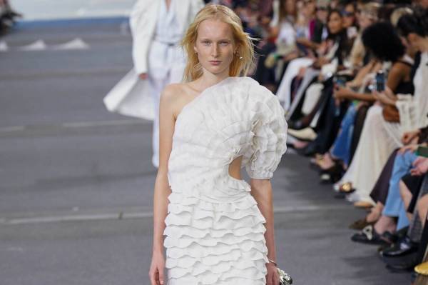 クロエ 2024年春夏コレクション - 花々が咲き誇る楽園で