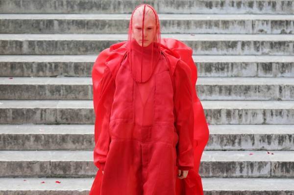 リック・オウエンス 2024年春夏ウィメンズコレクション - 鮮やかなスモークの中から……