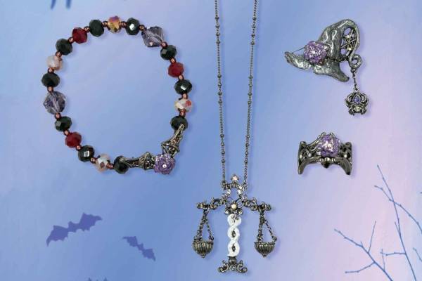 アナ スイ「ハロウィン」モチーフのアクセサリー、“魔女の帽子”ブローチ＆“天秤”ネックレス