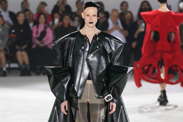 ジュンヤ ワタナベ 2024年春夏コレクション - 彫刻的なフォルムを探求