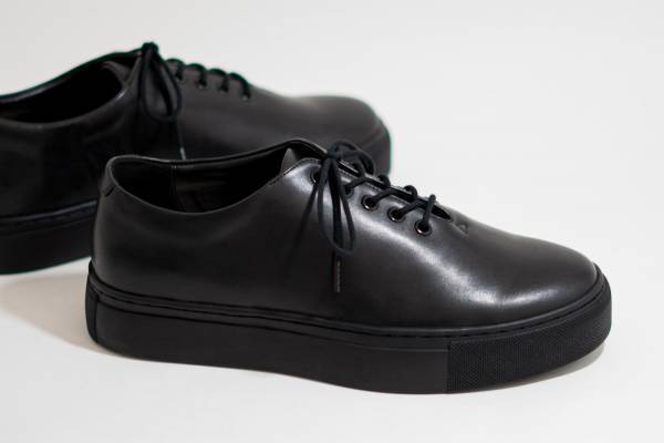 ビューティフル・シューズとフット・ザ・コーチャーの新作、快適ソールの“革靴風”スニーカー