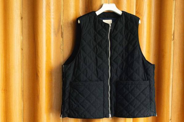 ヨーク“ネイビーカラー”のキルティングベスト＆トートバッグ、1LDK アネックス限定で