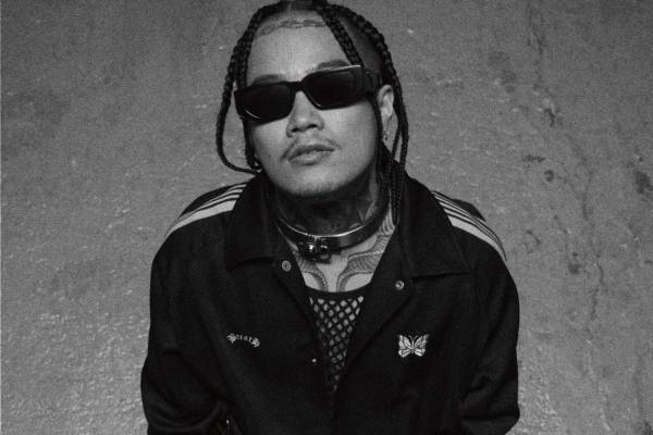 ニードルズ×バッド・ホップの「ブレス」Wネームロゴ刺繍入りコーチジャケット＆トラックパンツ