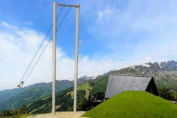 気分はハイジ！「白馬ジャイアントスウィング」⽩⾺岩岳マウンテンリゾートで、大型ブランコ×絶景