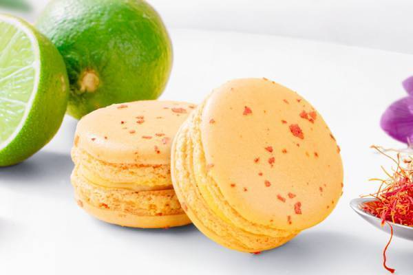 ブボ・バルセロナの限定マカロン、サフラン香るライムと抹茶×アプリコット