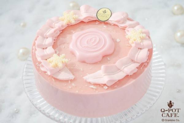 Q-pot CAFE.23年クリスマスケーキ、“大きなピンクリボン”を飾った苺×ピスタチオムース